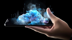 Mano sosteniendo un teléfono móvil con una nube saliendo de el.